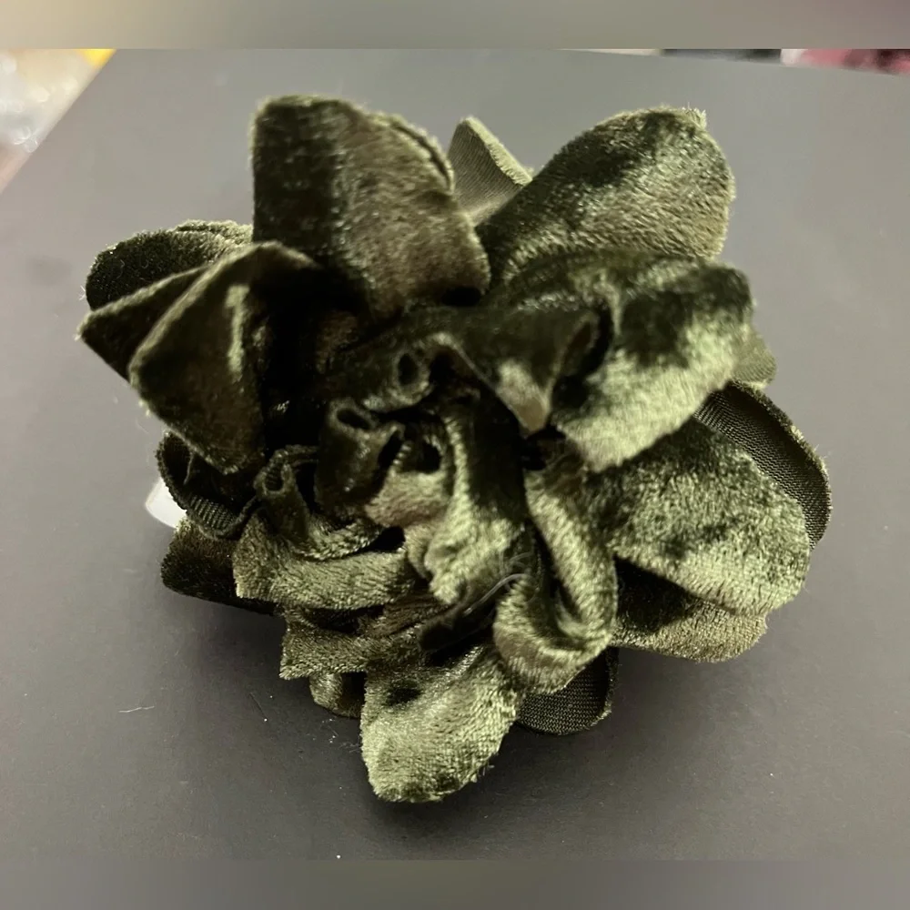 NWT Anthropologie Green Velvet Rosette Hair Claw Clip